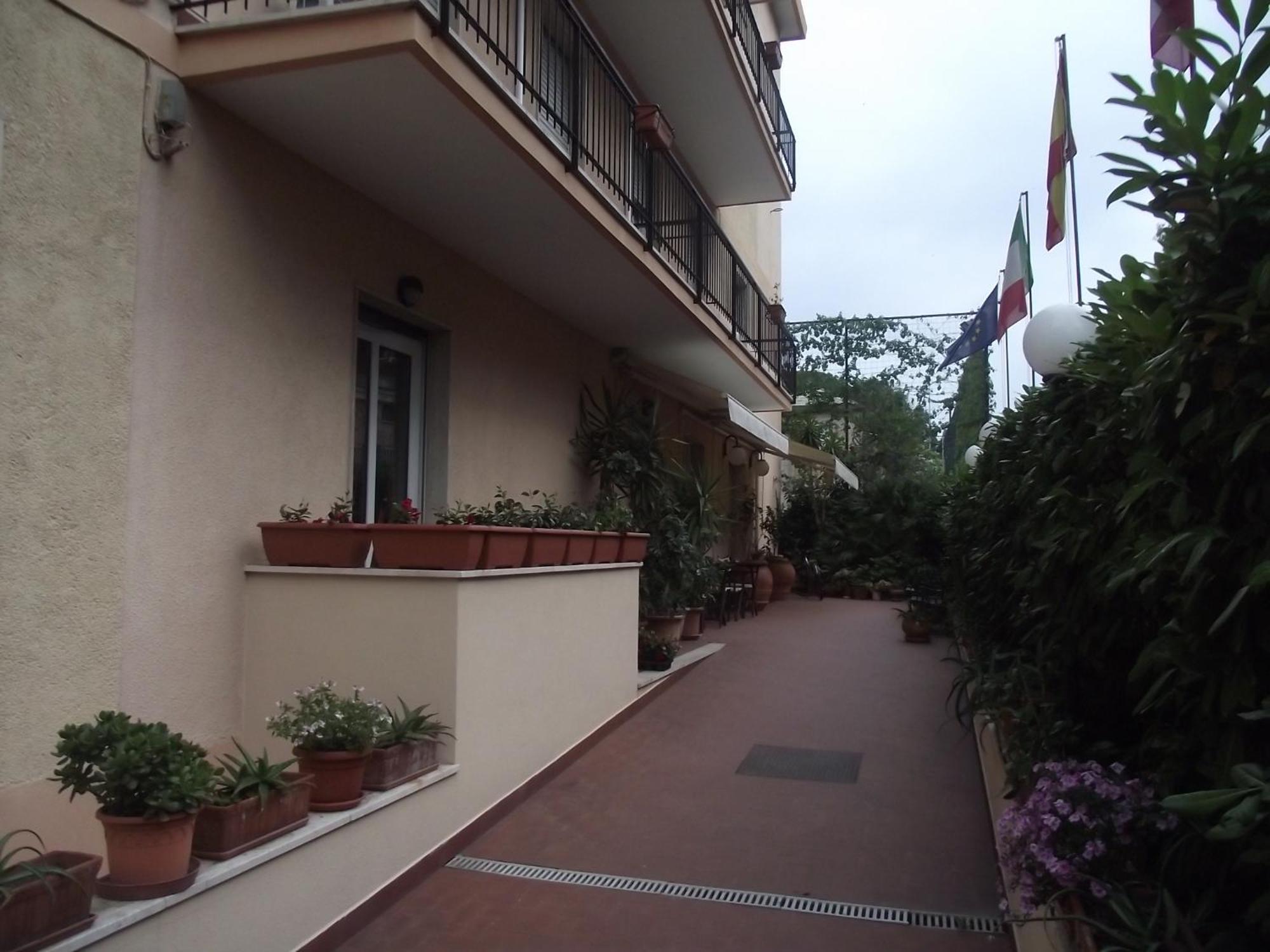 Hotel San Nazario Вараце Екстериор снимка